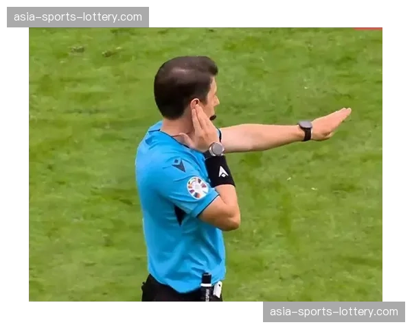 争议时刻：图卢兹球员投诉对方手球，裁判未予判罚